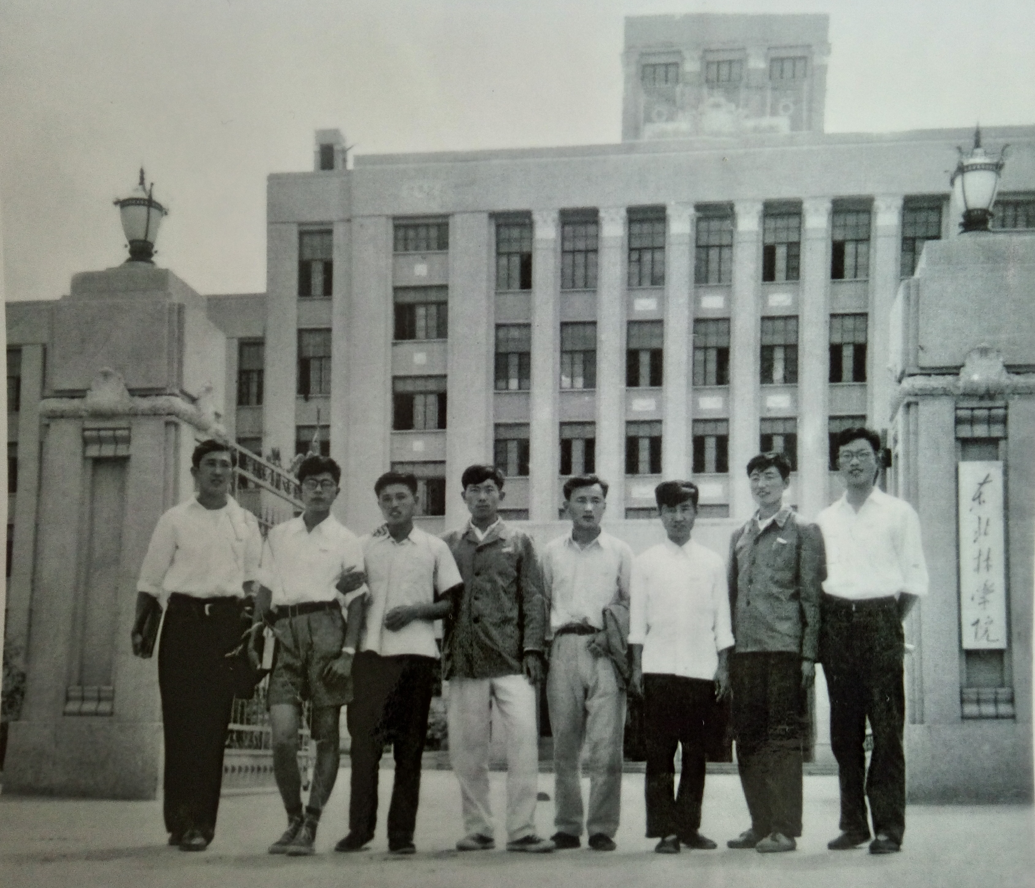 1962-塞罕坝的李信与同学在学校主楼前合影,左一为李信.jpg